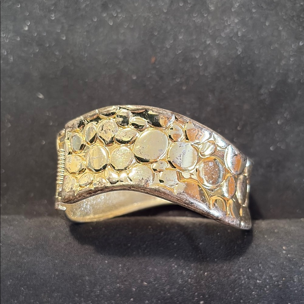Elegant Gold Textured Women's bracelet